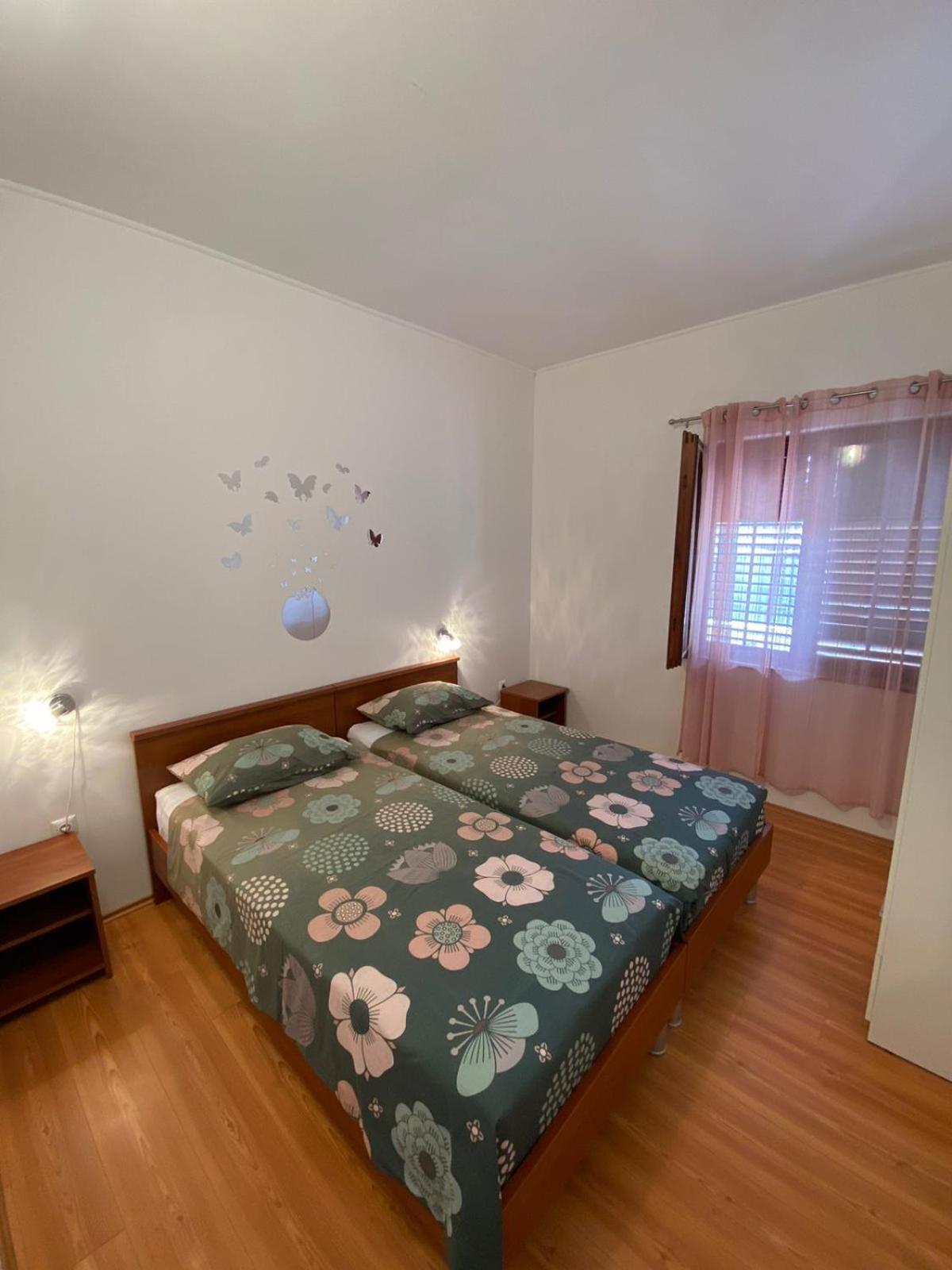 Apartmani Milka Vrsi Exterior photo